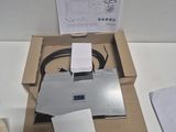 une boîte contenant un ordinateur portable et une imprimante
