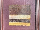 une peinture représentant un morceau de papier sur lequel figurent des inscriptions