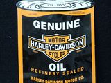 une vieille bidon d'huile Harley posé sur une table noire