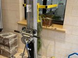 une machine posée sur un chariot dans une pièce