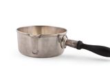 casserole en acier inoxydable avec une poignée noire sur fond blanc