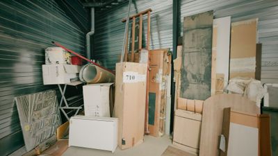 une pièce remplie de cartons et d'autres objets