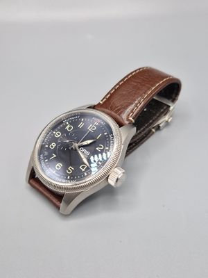 une image représentant une montre avec un bracelet en cuir marron sur un fond blanc