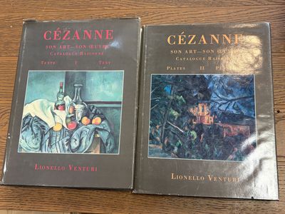 deux livres posés l'un à côté de l'autre sur une table en bois