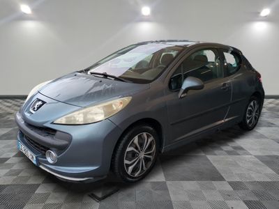 la voiture grise est garée dans le garage sur le sol en damier