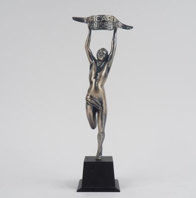 statue d'un homme tenant une pancarte sur sa tête