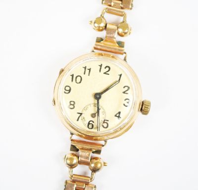 une image d'un gros plan d'une montre-bracelet sur une surface blanche