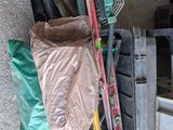 un tas d'ordures au bord de la route