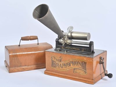 un vieux gramophone et une boîte en bois