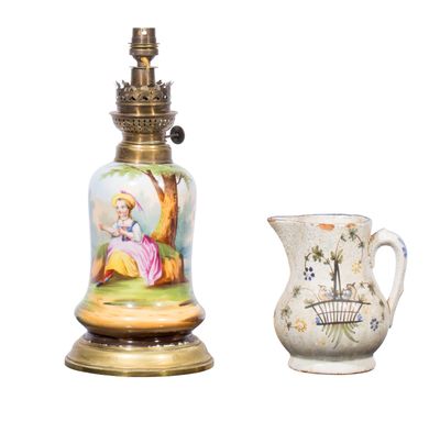 deux vases et une lampe sur fond blanc