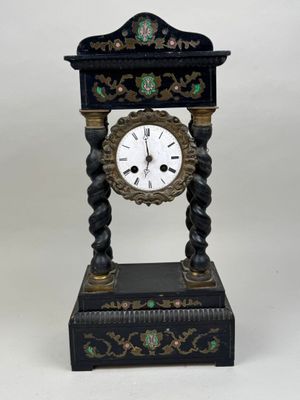 une horloge noire et or posée sur une table