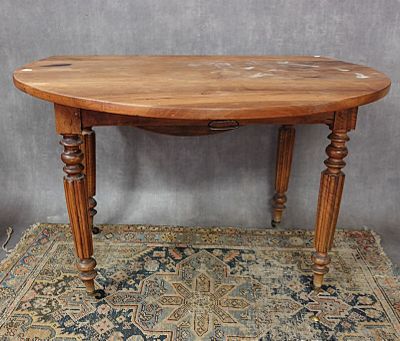 une table en bois avec un plateau en bois posée sur un tapis