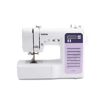 La machine à coudre est blanche et comporte des boutons violets.