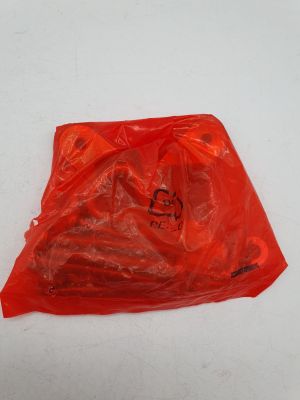un sac rouge rempli de nourriture posé sur une surface blanche