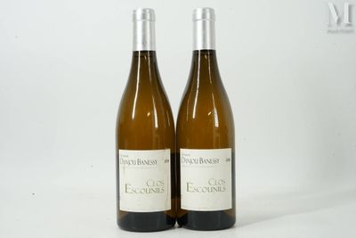 deux bouteilles de vin posées l'une à côté de l'autre sur une table