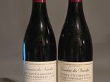 deux bouteilles de vin posées sur une table l'une à côté de l'autre