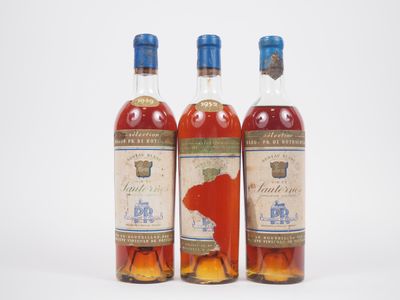 trois bouteilles de whisky posées les unes à côté des autres sur une surface blanche
