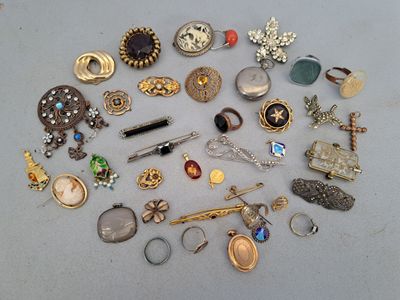les nombreux types de bijoux qui se trouvent sur la table