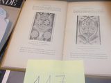 un livre ouvert posé sur une table, avec un mot accroché dessus