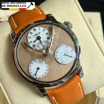un gros plan d'une montre dans une vitrine