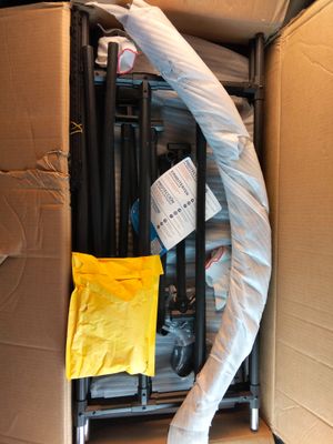 une boîte en carton contenant un certain nombre d'objets