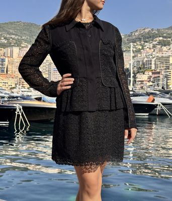 une femme qui se tient sur un quai au bord de l'eau