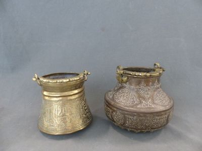 deux vases posés l'un à côté de l'autre sur une table