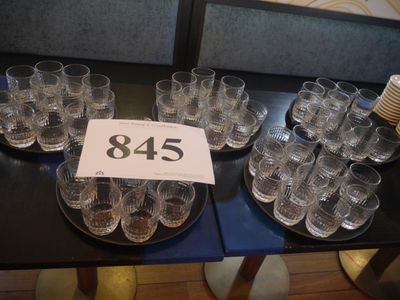 beaucoup de verres posés sur une table, avec une étiquette de prix