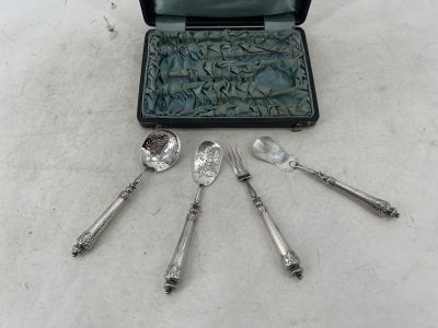 cinq cuillères en argent et deux cuillères en argent dans un coffret