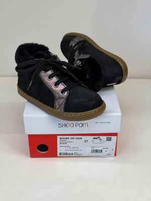 une paire de chaussures qui se trouve sur le dessus d'une boîte