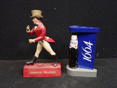 figurine représentant un homme vêtu d'un manteau rouge et d'un chapeau, tenant une pipe