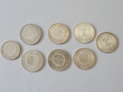 six types de pièces différents sur une surface blanche