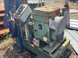 une machine posée par terre à côté d'un tas de ferraille