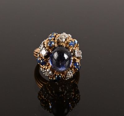 une bague sertie de saphirs et de diamants en grappe