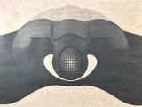 peinture représentant une image en noir et blanc du visage d'un homme, avec un trou au milieu