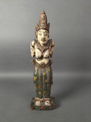 Statuette de femme en bois polychromé