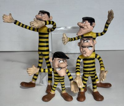 trois figurines représentant un groupe d'hommes vêtus de vêtements rayés