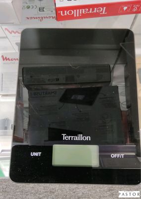 une photo d'une balance numérique dans un magasin