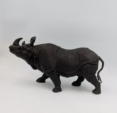 figurine de rhinocéros noir sur fond blanc