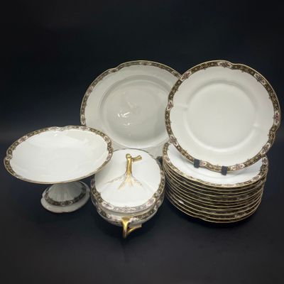 beaucoup d'assiettes empilées les unes sur les autres