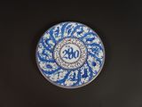 une assiette bleue et blanche ornée d'un motif