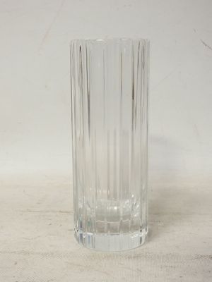 un vase en verre posé sur une table