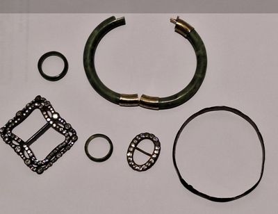 une photo représentant un ensemble d'articles comprenant une ceinture, un bracelet et une bague