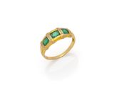 une bague en émeraude et diamant