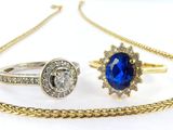 deux bagues, un collier et une bague sertie d'un saphir