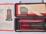 une boîte contenant un stylo et un crayon