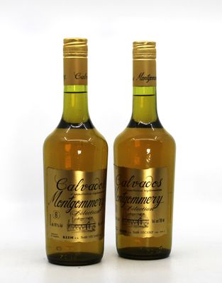 deux bouteilles de vin posées l'une à côté de l'autre sur une surface blanche