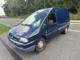 une camionnette bleue garée sur le bord de la route