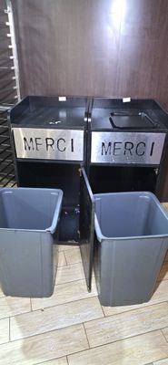 deux poubelles posées l'une à côté de l'autre sur le sol