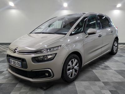 la citrole est garée sur le sol en damier d'un garage